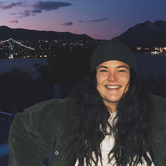 Meet your Posher, Danielle - Picture 1 of 1